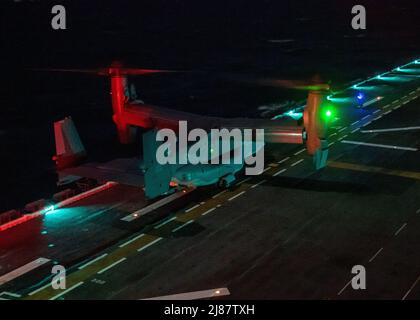 PACIFIC OCEAN (May 10, 2022) CV-22 Osprey, attached to U.S. Air Force 8th Special Operations Squadron, idles on the flight deck of amphibious assault ship USS Essex (LHD 2), May 10, 2022. Essex is underway conducting routine operations in U.S. 3rd Fleet. (U.S. Navy photo by Mass Communication Specialist Seaman Donita Burks) Stock Photo