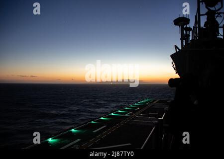 PACIFIC OCEAN (May 10, 2022) Amphibious assault ship USS Essex (LHD 2) transits the Pacific Ocean, May 10, 2022. Essex is underway conducting routine operations in U.S. 3rd Fleet. (U.S. Navy photo by Mass Communication Specialist Seaman Donita Burks) Stock Photo