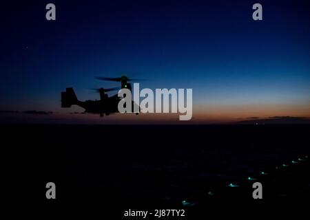 PACIFIC OCEAN (May 10, 2022) CV-22 Osprey, attached to U.S. Air Force 8th Special Operations Squadron conducts flight operations with amphibious assault ship USS Essex (LHD 2), May 10, 2022. Essex is underway conducting routine operations in U.S. 3rd Fleet. (U.S. Navy photo by Mass Communication Specialist 3rd Class Christina Himes) Stock Photo