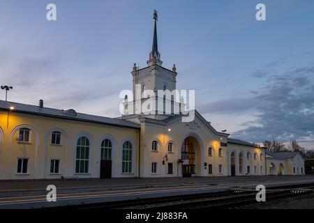 DNO, RUSSIA - MAY 07, 2022: The old building of the Dno railway station ...