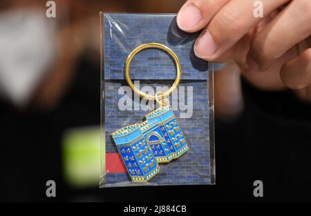 Berlin, Germany. 13th May, 2022. Photo taken on May 13, 2022 shows an Ishtar Gate keychain at the Pergamon Museum in Berlin, capital of Germany. Credit: Ren Pengfei/Xinhua/Alamy Live News Stock Photo