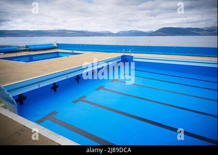 Outdoor open air swimming pool closing for maintenance in Gourock Stock Photo
