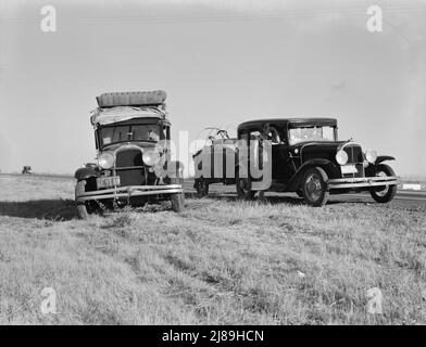 Between Tulare and Fresno. Two families originating from Independence, Kansas, on U.S. 99. Started out from Fresno that morning for work cotton chopping. Stock Photo