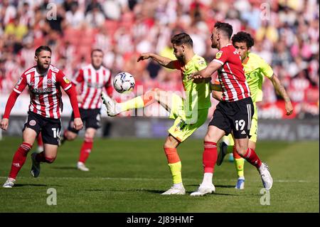 Sheffield United's Jack Robinson (right) tackles Tottenham Hotspur's Pedro  Porro during the Emirates FA Cup fifth round match at Bramall Lane,  Sheffield. Picture date: Wednesday March 1, 2023 Stock Photo - Alamy