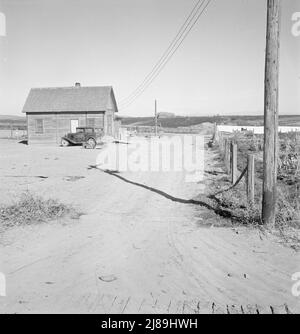 New home of Schroeder family. They left South Dakota three years ago in this car. Dead Ox Flat, Malheur County, Oregon. Stock Photo