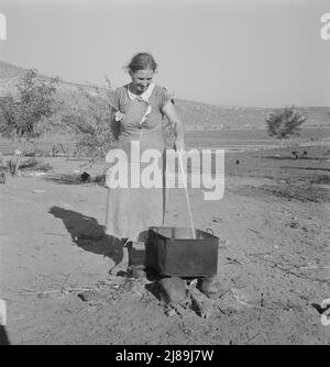 Mrs. Cates. Malheur County, Oregon. [Oklahoma farmer, now living in Cow Hollow]. Stock Photo