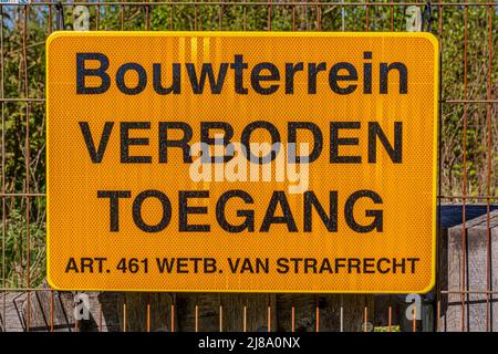 Yellow metal plate that says Bouwterrein Verboden Toegang. Art 461 wetb. van strafrecht in Dutch which means: Construction Site, No Trespassing. Art 4 Stock Photo