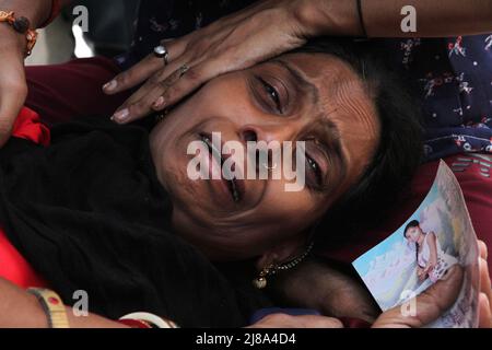 New Delhi, New Delhi, India. 14th May, 2022. Sunita, 35 breaks down as she waits to identify her daughter's body after the fire that broke out in a commercial building that killed 27. (Credit Image: © Karma Sonam Bhutia/ZUMA Press Wire) Stock Photo