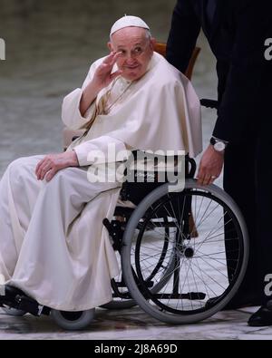 May 14, 2022. Vatican City: POPE FRANCIS waves from his wheelchair during his audience to pilgrims from Viterbo, Tarquinia and Civitavecchia, in the Paul VI Hall at the Vatican. (Credit Image: © Evandro Inetti/ZUMA Press Wire) Stock Photo
