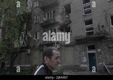 Kharkiv, Ukraine. 13th May, 2022. A man looking from outside his bombed house in Avdivka, Donbass, Ukraine. Friday 13th of May of 2022 (Andoni Lubaki/Sipa USA).The Russian invasion of Ukraine by order of Vladimir Putin in February 2022 produced large displacements of people and a great reaction from public opinion and political forces around the world. Russian military forces entered Ukraine territory on Feb. 24, 2022. (Photo by Andoni Lubaki/Sipa USA) Credit: Sipa USA/Alamy Live News Stock Photo