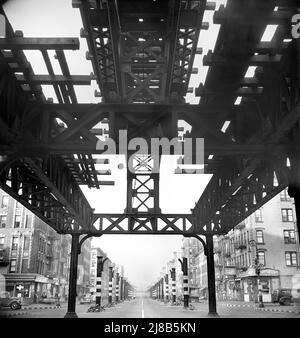 First Avenue Street Scene looking South from East 13th Street showing demolition of Elevated Railway, New York City, New York, USA, Marjory Collins, U.S. Office of War Information/U.S. Farm Security Administration, September 1942 Stock Photo