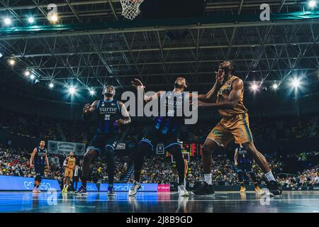 Bilbao, Basque Country, SPAIN. 15th May, 2022. Players waiting for the rebound during the Liga ACB game between Surne Bilbao Basket and Coosur Betis at Miribilla Bilbao Arena. (Credit Image: © Edu Del Fresno/ZUMA Press Wire) Stock Photo