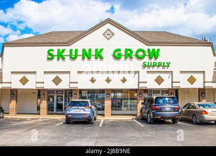 15 04 2022 Tulsa USA Skunk Grow Supply - Medical Marijuana Dispensary in strip mall with cars parked in front in Tulsa OK Stock Photo