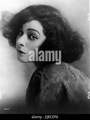 ALLA NAZIMOVA 1918 Portrait publicity for Nazimova Productions / Metro Pictures Corporation Stock Photo