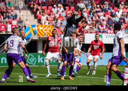 ALKMAAR - Rescue of RKC Waalwijk keeper Etienne Vaessen during the Dutch Eredivisie match between AZ Alkmaar and RKC Waalwijk at the AFAS stadium on May 15, 2022 in Alkmaar, Netherlands. ANP ED OF THE POL Stock Photo