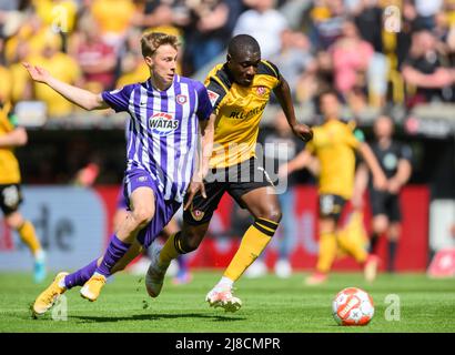 15 May 2022, Saxony, Dresden: Soccer: 2. Bundesliga, SG Dynamo Dresden - FC Erzgebirge Aue, Matchday 34, Rudolf-Harbig-Stadion. Dynamo's Agyemang Diawusie (r) against Aue's Sam Schreck. Photo: Robert Michael/dpa - IMPORTANT NOTE: In accordance with the requirements of the DFL Deutsche Fußball Liga and the DFB Deutscher Fußball-Bund, it is prohibited to use or have used photographs taken in the stadium and/or of the match in the form of sequence pictures and/or video-like photo series.