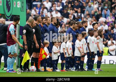 London, UK, 15th May 2022. Officials, players and mascots before the Premier League match between Tottenham Hotspur and Burnley at Tottenham Hotspur Stadium, London, England on 15 May 2022. Photo by Scott Boulton.  Editorial use only, license required for commercial use. No use in betting, games or a single club/league/player publications. Credit: UK Sports Pics Ltd/Alamy Live News Stock Photo