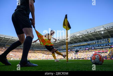 15 May 2022, Saxony, Dresden: Soccer: 2. Bundesliga, SG Dynamo Dresden - FC Erzgebirge Aue, Matchday 34, Rudolf-Harbig-Stadion. Dynamo's Patrick Weihrauch takes a corner kick. Photo: Robert Michael/dpa - IMPORTANT NOTE: In accordance with the requirements of the DFL Deutsche Fußball Liga and the DFB Deutscher Fußball-Bund, it is prohibited to use or have used photographs taken in the stadium and/or of the match in the form of sequence pictures and/or video-like photo series.