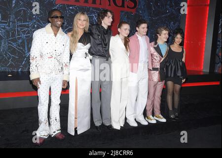 (L-R) Caleb Mclaughlin, Millie Bobby Brown, Finn Wolfhard, Sadie Sink, Noah Schnapp, Gaten Matarazzo and  Priah Ferguson attend Netflix's 'Stranger Things' Season 4 New York Premiere at Netflix Brooklyn in New York, NY, May 14, 2022. (Photo by Anthony Behar/Sipa USA) Stock Photo