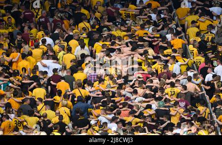 15 May 2022, Saxony, Dresden: Soccer: 2nd Bundesliga, SG Dynamo Dresden - FC Erzgebirge Aue, Matchday 34, Rudolf Harbig Stadium. Dynamo's fans in the K-Block have their backs to the pitch. Photo: Robert Michael/dpa - IMPORTANT NOTE: In accordance with the requirements of the DFL Deutsche Fußball Liga and the DFB Deutscher Fußball-Bund, it is prohibited to use or have used photographs taken in the stadium and/or of the match in the form of sequence pictures and/or video-like photo series.