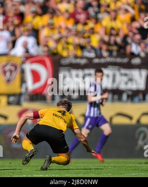 15 May 2022, Saxony, Dresden: Soccer: 2. Bundesliga, SG Dynamo Dresden - FC Erzgebirge Aue, 34th matchday, Rudolf-Harbig-Stadion. Dynamo's Tim Knipping falls to the ground. Photo: Robert Michael/dpa - IMPORTANT NOTE: In accordance with the requirements of the DFL Deutsche Fußball Liga and the DFB Deutscher Fußball-Bund, it is prohibited to use or have used photographs taken in the stadium and/or of the match in the form of sequence pictures and/or video-like photo series.