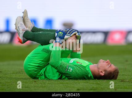 15 May 2022, Saxony, Dresden: Soccer: 2. Bundesliga, SG Dynamo Dresden - FC Erzgebirge Aue, 34th matchday, Rudolf-Harbig-Stadion. Dynamo goalkeeper Kevin Broll is down. Photo: Robert Michael/dpa - IMPORTANT NOTE: In accordance with the requirements of the DFL Deutsche Fußball Liga and the DFB Deutscher Fußball-Bund, it is prohibited to use or have used photographs taken in the stadium and/or of the match in the form of sequence pictures and/or video-like photo series.