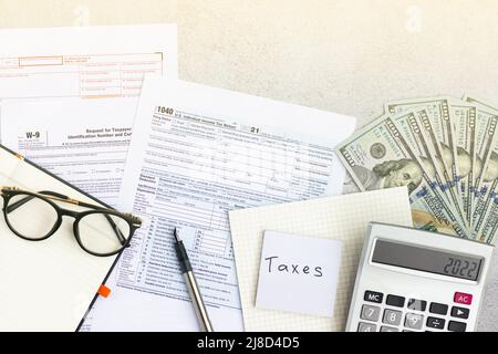 Flat lay of Individual income tax return form for tax payment on working desk. Background for Data analysis, paperwork, financial research, report Stock Photo