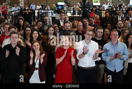Duesseldorf, Germany. 15th May, 2022. Participants of the SPD election party react to the first forecasts in Düsseldorf's Rheinterrassen. In North Rhine-Westphalia, the election for the 18th state parliament takes place on Sunday. Credit: Bernd Thissen/dpa/Alamy Live News Stock Photo