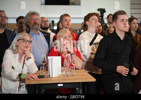 Duesseldorf, Germany. 15th May, 2022. Participants of the SPD election party react to the first forecasts in Düsseldorf's Rheinterrassen. In North Rhine-Westphalia, the election for the 18th state parliament takes place on Sunday. Credit: Federico Gambarini/dpa/Alamy Live News Stock Photo