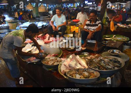 Kolkata, West Bengal, India. 15th May, 2022. Fish vendors wait for customers at a market in Kolkata. (Credit Image: © Sudipta Das/Pacific Press via ZUMA Press Wire) Stock Photo