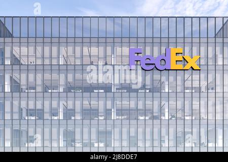 Memphis, TN, USA. May 2, 2022. Editorial Use Only, 3D CGI. FedEx Signage Logo on Top of Glass Building. Shipping Transport Company in High-rise Office Stock Photo