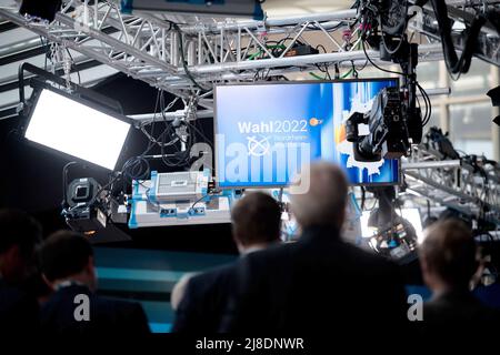 Duesseldorf, Germany. 15th May, 2022. A display in a TV studio reads 'Election 2022. In North Rhine-Westphalia, the election for the 18th state parliament takes place on Sunday. Credit: Fabian Strauch/dpa/Alamy Live News Stock Photo