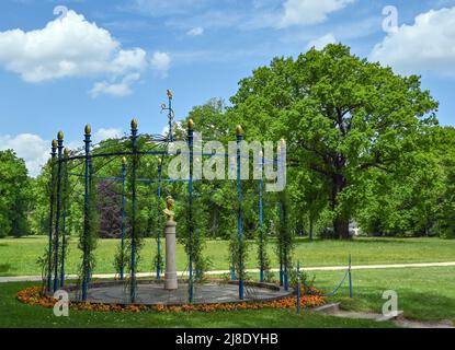 Branitz, Germany. 13th May, 2022. The golden bust of the opera singer Henriette Sontag (1806-1854) stands in the park of Branitz Castle. The park complex composed with great sensitivity by Hermann Prince von Pückler-Muskau in Branitz is considered the last of the great German landscape gardens. Credit: Patrick Pleul/dpa/Alamy Live News Stock Photo