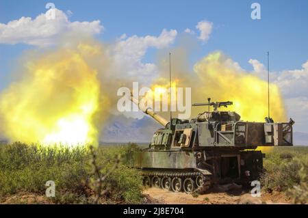 U.S. Army soldiers with Bravo Battery, 2nd Battalion, 114th Field Artillery Regiment, conduct live fire maneuvers with a M109A6 Paladin self-propelled howitzer at Fort Bliss,  April 28, 2018 in Dona Ana, New Mexico. Stock Photo