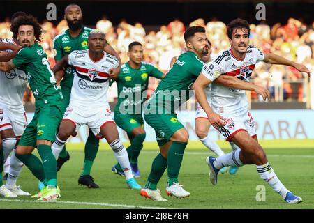 Sao Paulo, Brazil. 15th May, 2022. SP - Sao Paulo - 05/15/2022 - BRAZILIAN A 2022, SAO PAULO X CUIABA - Sao Paulo player disputes bid with Cuiaba player during a match at Morumbi stadium for the Brazilian championship A 2022. Photo: Marcello Zambrana/AGIF/Sipa USA Credit: Sipa USA/Alamy Live News Stock Photo