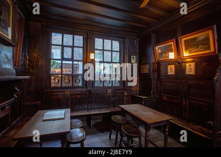 Interior view of the traditional pub The Ye Olde Cheshire Cheese The City of London,United Kingdom Stock Photo