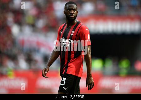 Milan, Italy. 15 May 2022. Fikayo Tomori of AC Milan looks on during the Serie A football match between AC Milan and Atalanta BC. Credit: Nicolò Campo/Alamy Live News Stock Photo