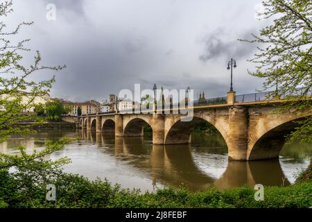 Logrono, Spain - 27 April, 2022: view of Puente de Piedra bridge and historic Old Town of Logrono Stock Photo