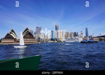 Ferry headed towards Circular Quay’s Skyline Stock Photo