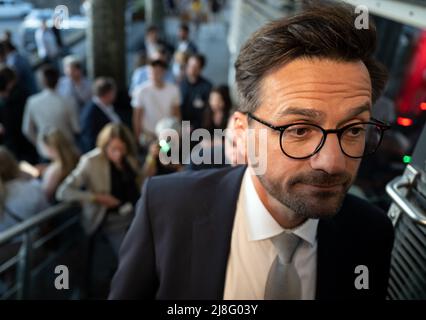 Duesseldorf, Germany. 15th May, 2022. Thomas Kutschaty SPD top candidate and chairman of the North Rhine-Westphalian SPD, returns to the Rheinterrassen for the election party after his appointments in the state parliament. Credit: Bernd Thissen/dpa/Alamy Live News Stock Photo