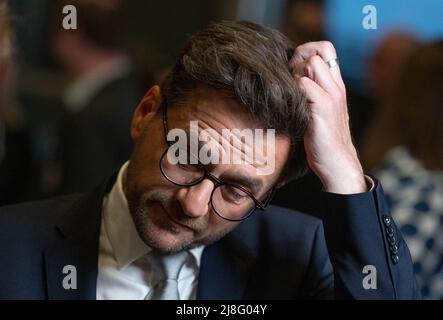 Duesseldorf, Germany. 15th May, 2022. Thomas Kutschaty SPD top candidate and chairman of the North Rhine-Westphalian SPD, returns to the Rheinterrassen for the election party after his appointments in the state parliament. Credit: Bernd Thissen/dpa/Alamy Live News Stock Photo