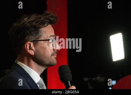 Duesseldorf, Germany. 15th May, 2022. Thomas Kutschaty, SPD top candidate and chairman of the North Rhine-Westphalian SPD, gives a TV interview at the SPD's election party at the Rheinterrassen in Düsseldorf. Credit: Bernd Thissen/dpa/Alamy Live News Stock Photo