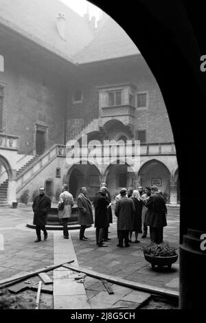 Innenhof in der Altstadt von Krakau, Woiwodschaft Kleinpolen, 1967. Inner courtyard in Kraków Old Town, Lesser Polonia Vovoideship, 1967. Stock Photo