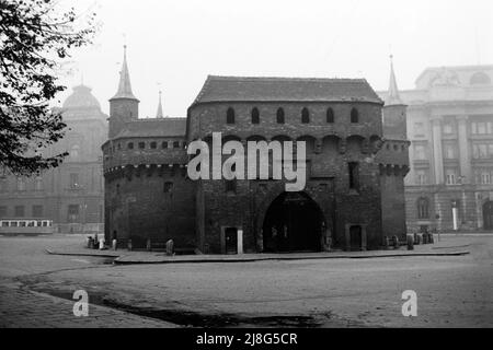 Die Verteidigungsanlage in der Altstadt von Krakau, Woiwodschaft Kleinpolen, 1967. The Barbacan at Kraków Old Town, Lesser Polonia Vovoideship, 1967. Stock Photo