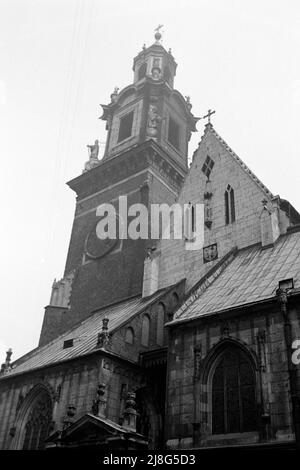 Die Burganlage auf dem Wawel in der Altstadt von Krakau, Woiwodschaft Kleinpolen, 1967. Castle complex on Wawel Hill in Kraków Old Town, Lesser Polonia Vovoideship, 1967. Stock Photo