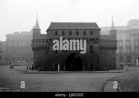 Die Verteidigungsanlage in der Altstadt von Krakau, Woiwodschaft Kleinpolen, 1967. The Barbacan at Kraków Old Town, Lesser Polonia Vovoideship, 1967. Stock Photo