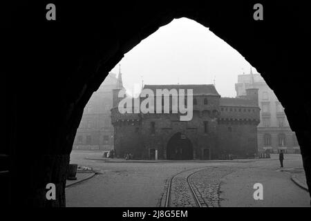 Die Verteidigungsanlage in der Altstadt von Krakau, Woiwodschaft Kleinpolen, 1967. The Barbacan at Kraków Old Town, Lesser Polonia Vovoideship, 1967. Stock Photo