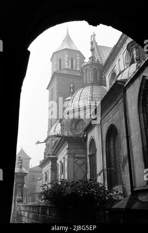 Die Burganlage auf dem Wawel in der Altstadt von Krakau, Woiwodschaft Kleinpolen, 1967. Castle complex on Wawel Hill in Kraków Old Town, Lesser Polonia Vovoideship, 1967. Stock Photo