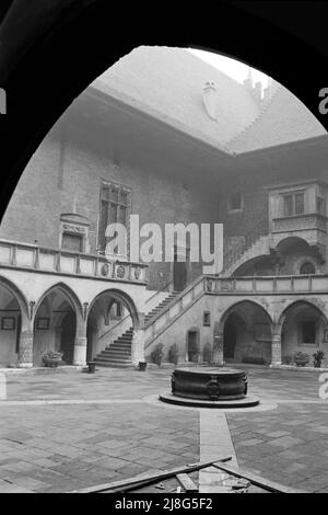 Innenhof in der Altstadt von Krakau, Woiwodschaft Kleinpolen, 1967. Inner courtyard in Kraków Old Town, Lesser Polonia Vovoideship, 1967. Stock Photo