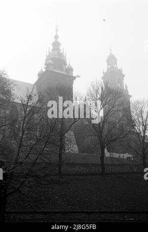 Die Burganlage auf dem Wawel in der Altstadt von Krakau, Woiwodschaft Kleinpolen, 1967. Castle complex on Wawel Hill in Kraków Old Town, Lesser Polonia Vovoideship, 1967. Stock Photo